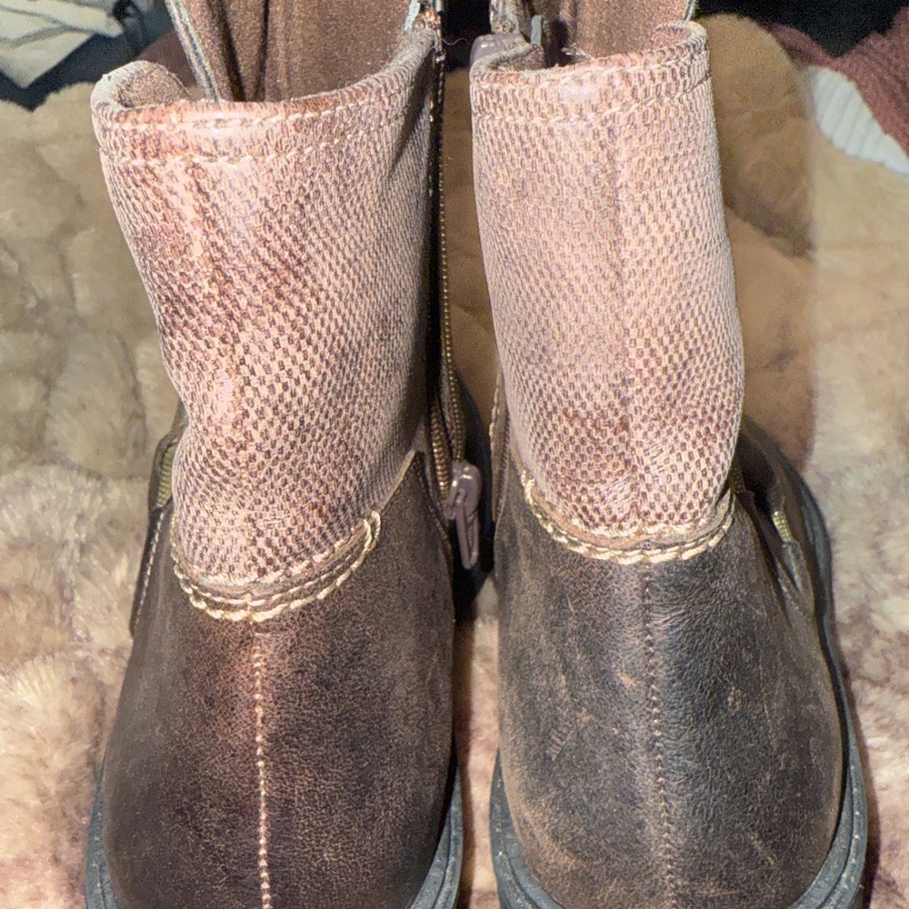 Women’s Clarks Brown Ankle Boots, sz 7, rubber soles, zipper closure - Picture 5 of 9